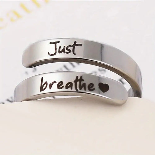 Anel Espiral Coração Prata – "Just Breathe" em Aço Inoxidável